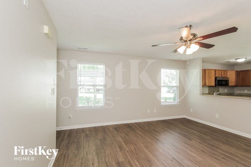 136 Peterborough Dr - Photo 4 of 15