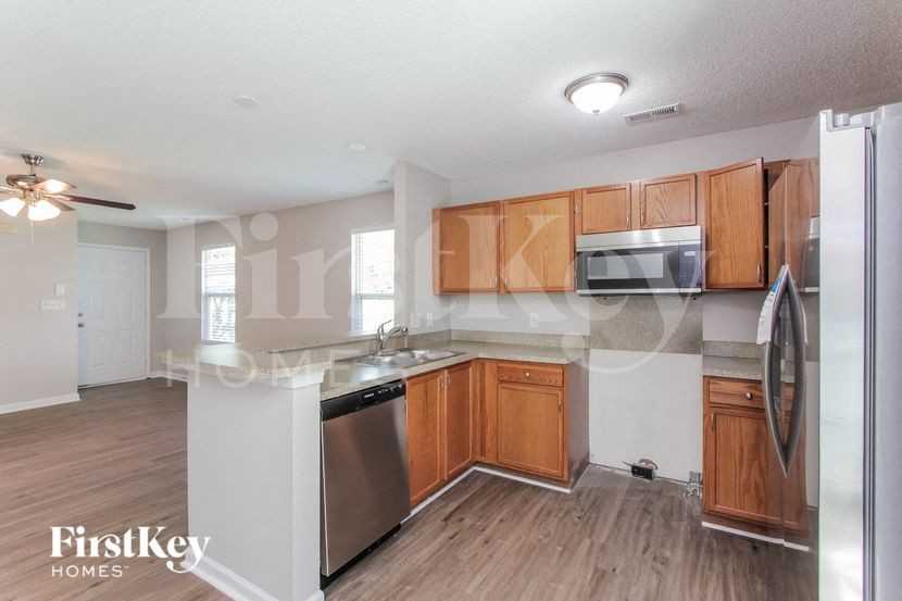 136 Peterborough Dr - Photo 6 of 15