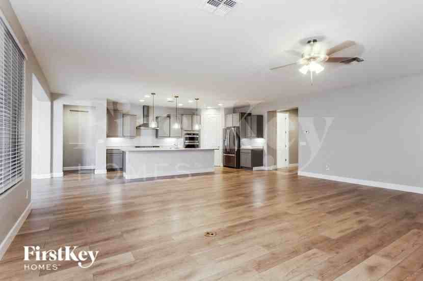 19958 W Buchanan St - Photo 3 of 16