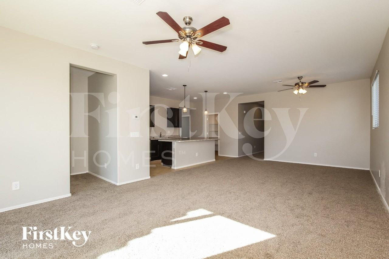 18087 W Carlota Ln - Photo 4 of 15