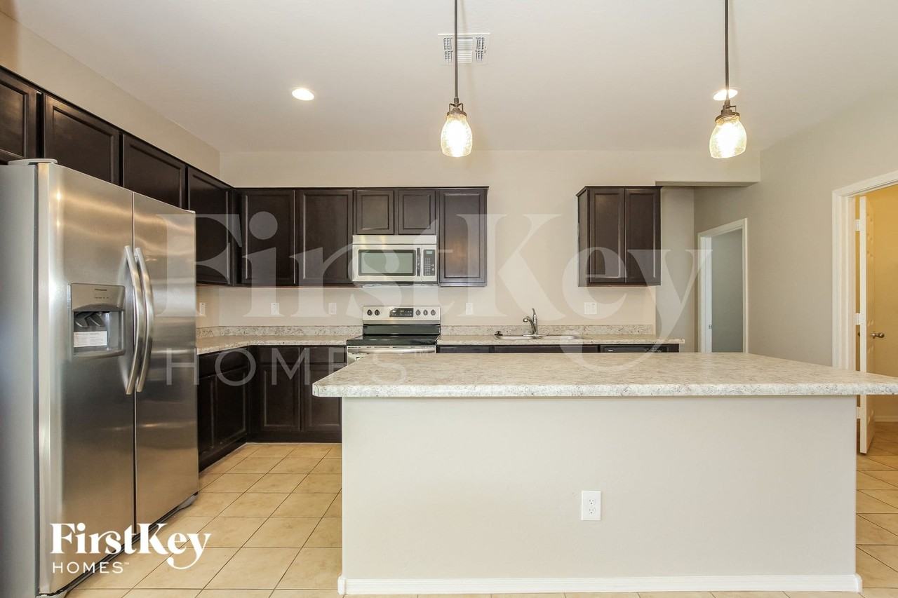 18087 W Carlota Ln - Photo 5 of 15