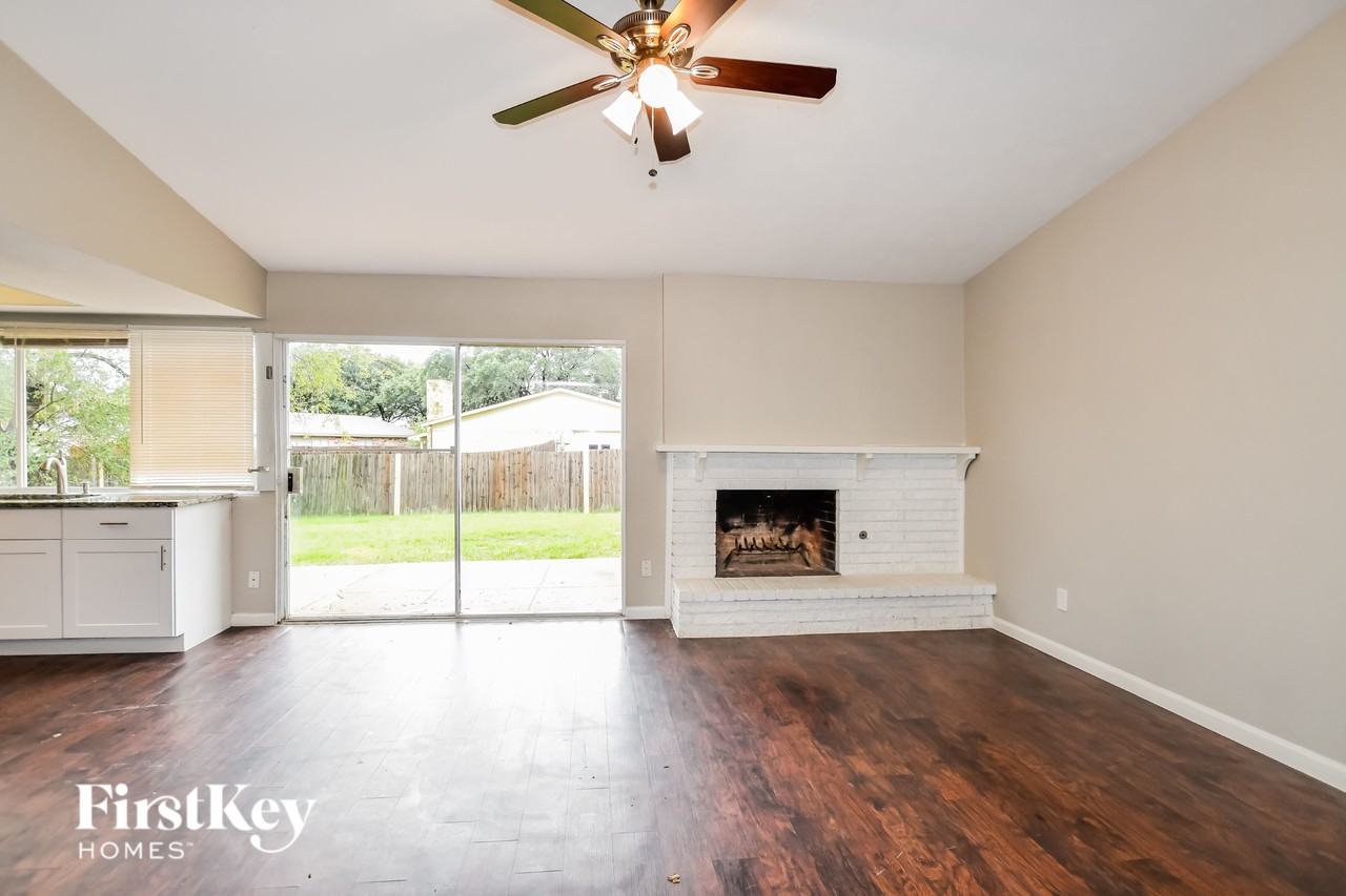 1912 Chamberlain Dr - Photo 3 of 15