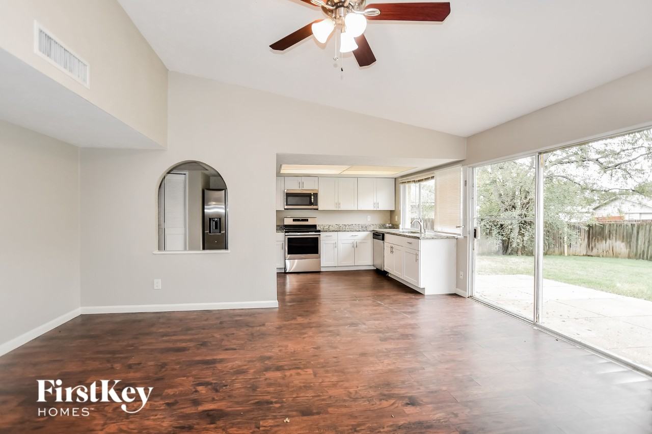 1912 Chamberlain Dr - Photo 4 of 15