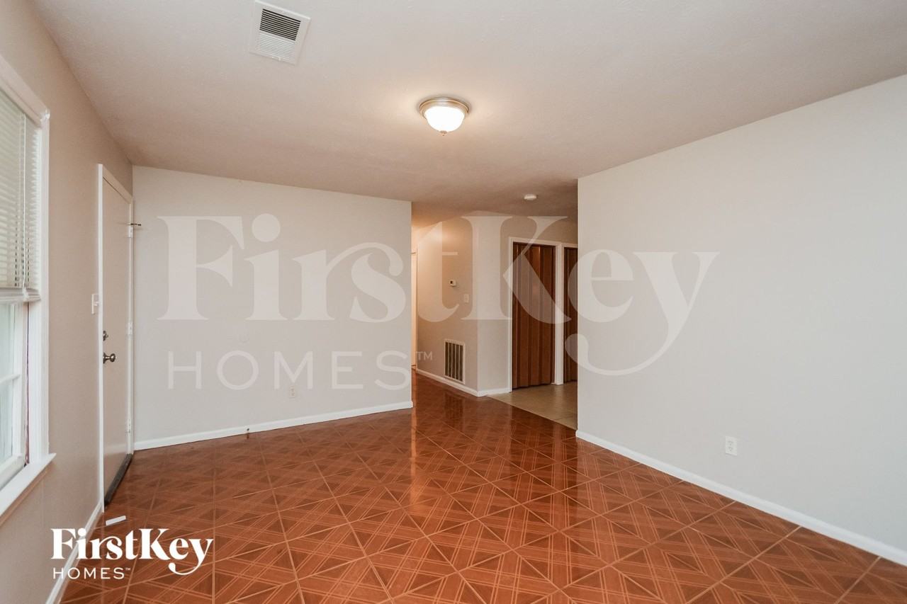 9166 Bent Pine Ct Ne - Photo 3 of 15