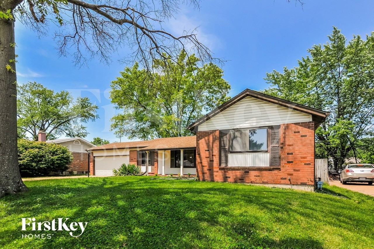 2865 Sussex Dr - Photo 2 of 15