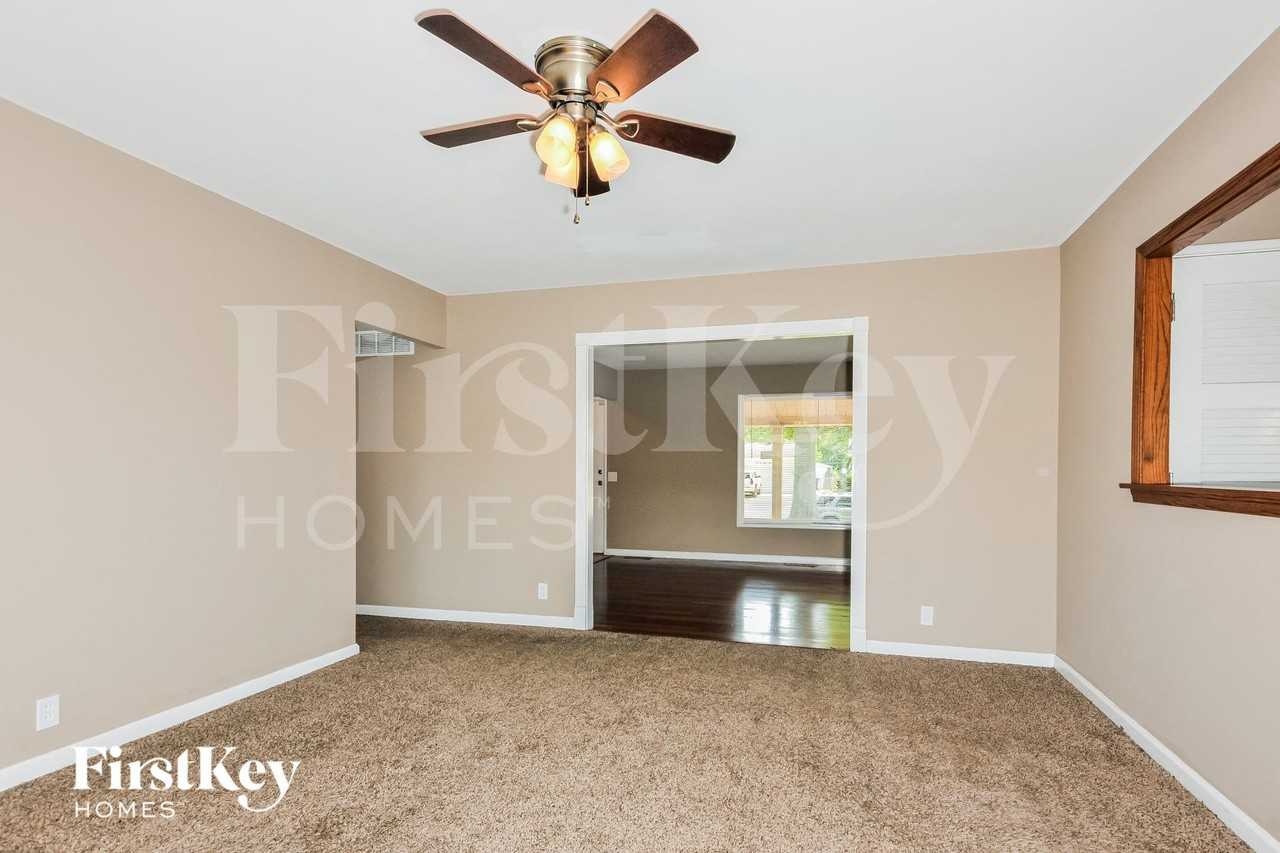 2865 Sussex Dr - Photo 4 of 15