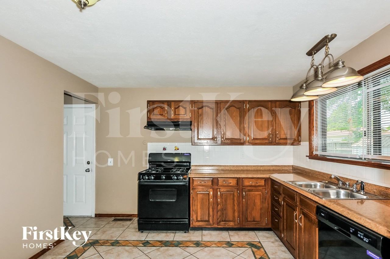 2865 Sussex Dr - Photo 5 of 15