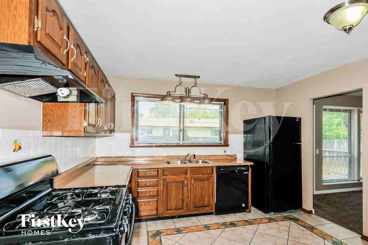 2865 Sussex Dr - Photo 6 of 15