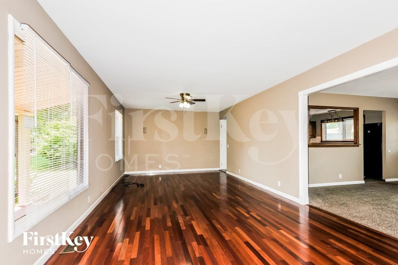 2865 Sussex Dr - Photo 7 of 15