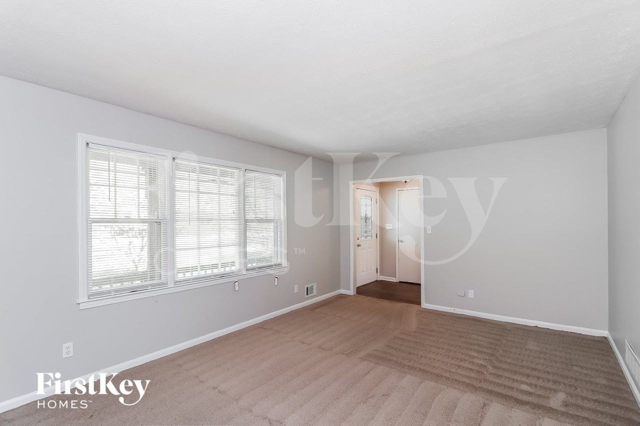 2208 Cedar Dr - Photo 2 of 15