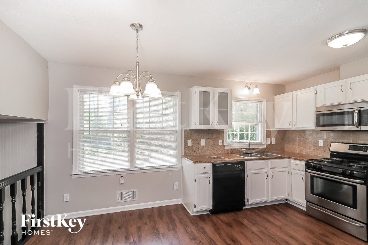 2208 Cedar Dr - Photo 4 of 15