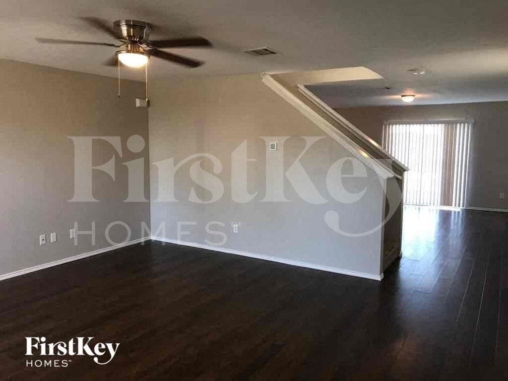1717 Vineridge Ln - Photo 2 of 19
