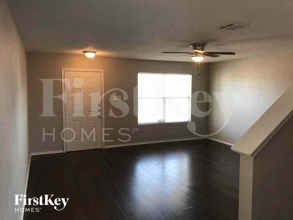 1717 Vineridge Ln - Photo 3 of 19