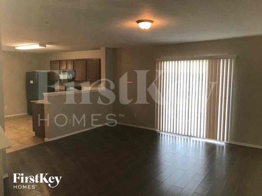 1717 Vineridge Ln - Photo 4 of 19