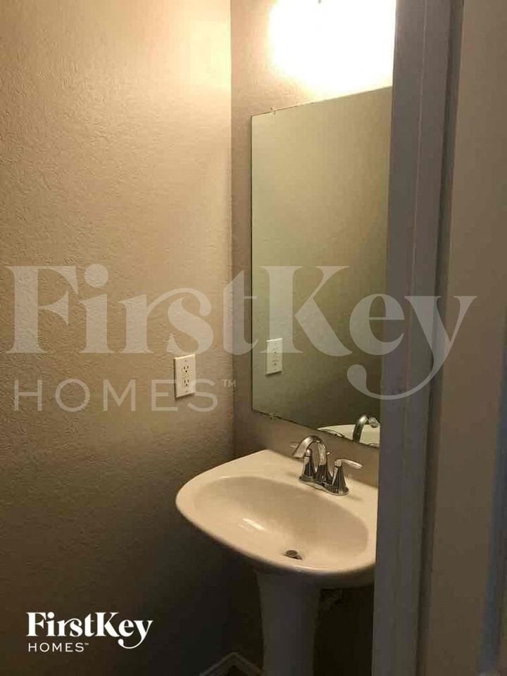 1717 Vineridge Ln - Photo 7 of 19