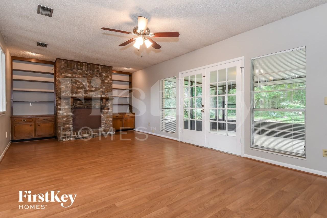 1711 Poplar Dr - Photo 3 of 16