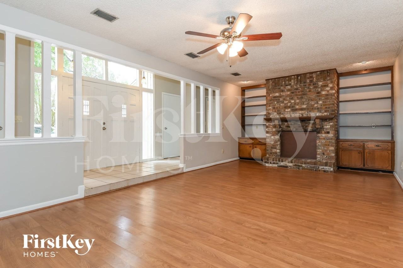 1711 Poplar Dr - Photo 4 of 16