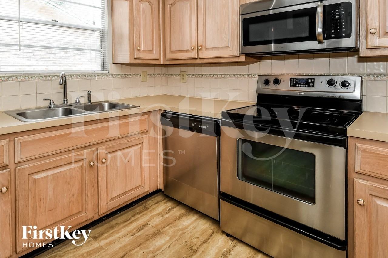 1711 Poplar Dr - Photo 5 of 16