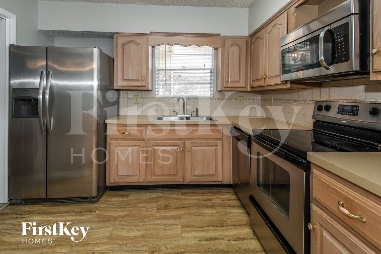 1711 Poplar Dr - Photo 6 of 16