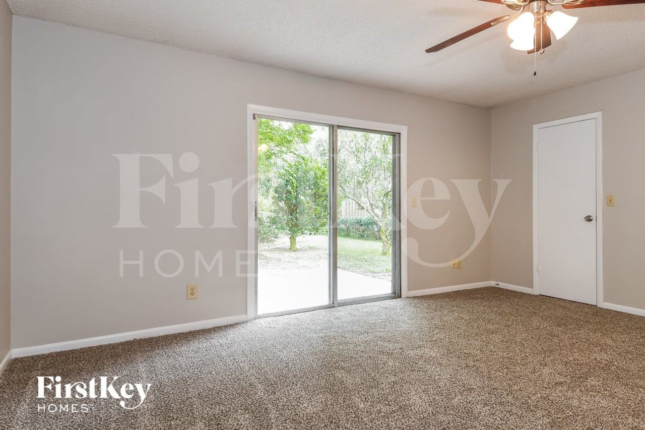 1711 Poplar Dr - Photo 7 of 16