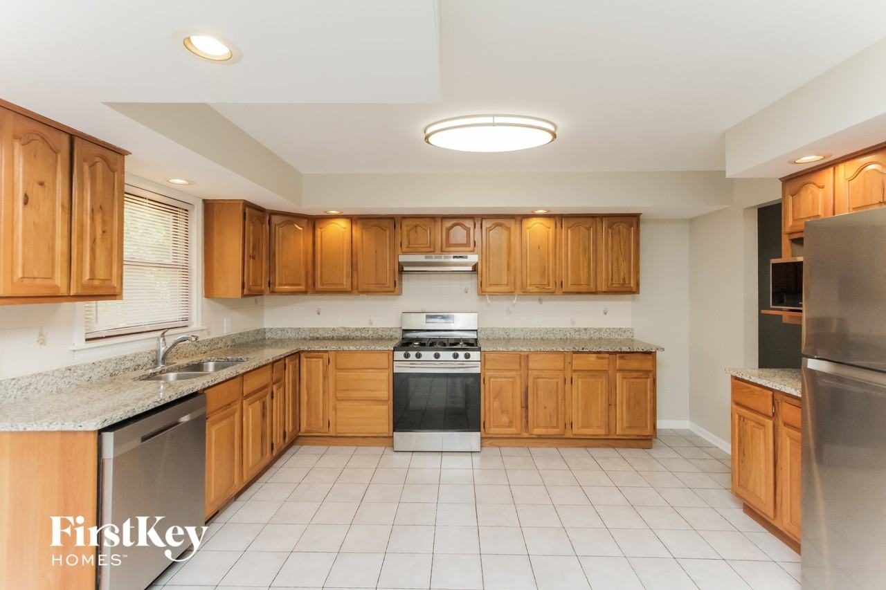 110 E Fox Rd - Photo 4 of 15