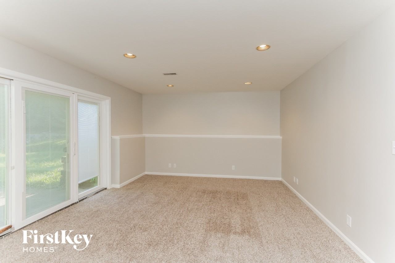 110 E Fox Rd - Photo 6 of 15