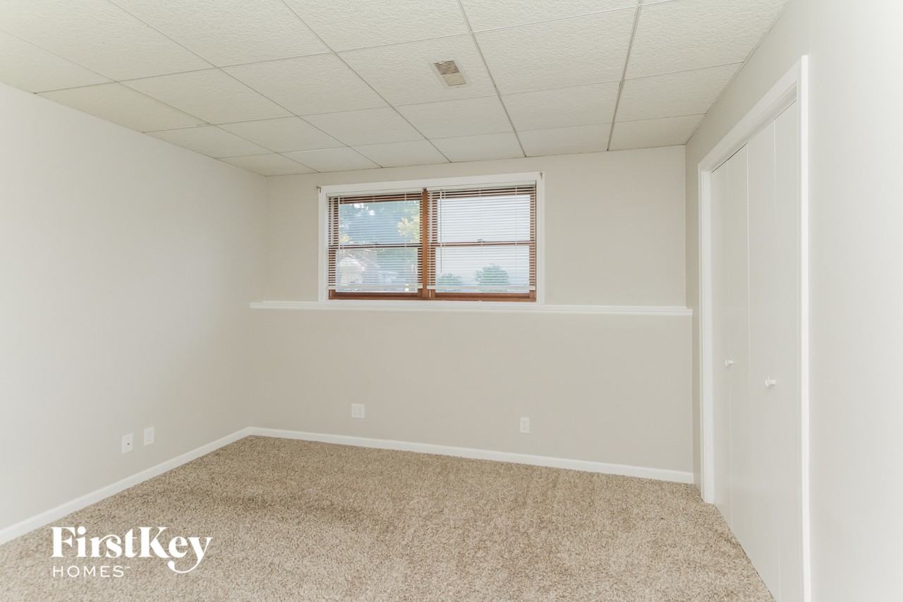 110 E Fox Rd - Photo 7 of 15