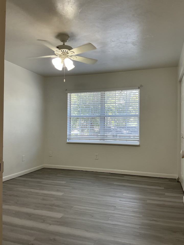 1015 Southwest 60 Terrace #B - Photo 3 of 5