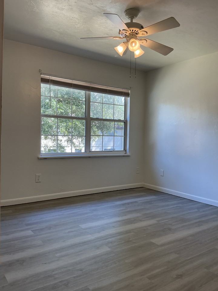 1015 Southwest 60 Terrace #B - Photo 4 of 5