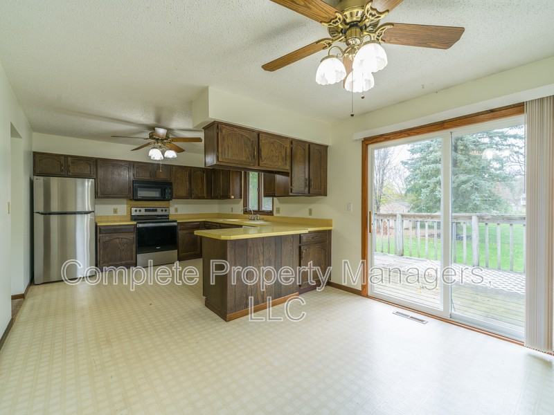1710 Gateway Dr - Photo 3 of 18