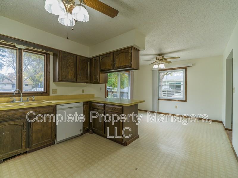 1710 Gateway Dr - Photo 5 of 18