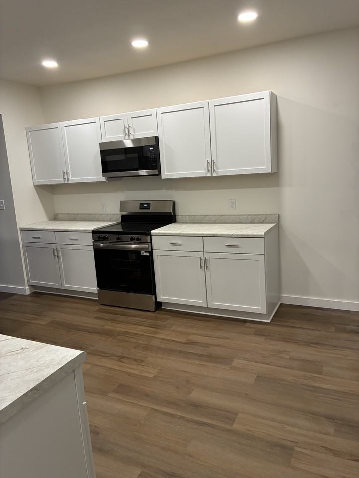 202 E James St - Photo 2 of 5