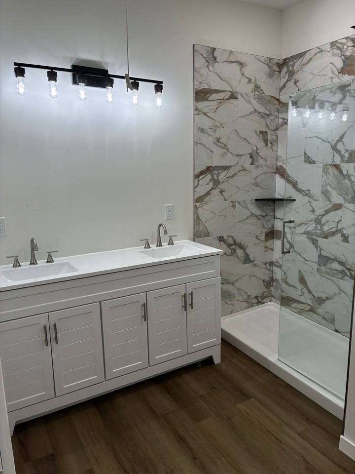 202 E James St - Photo 4 of 5