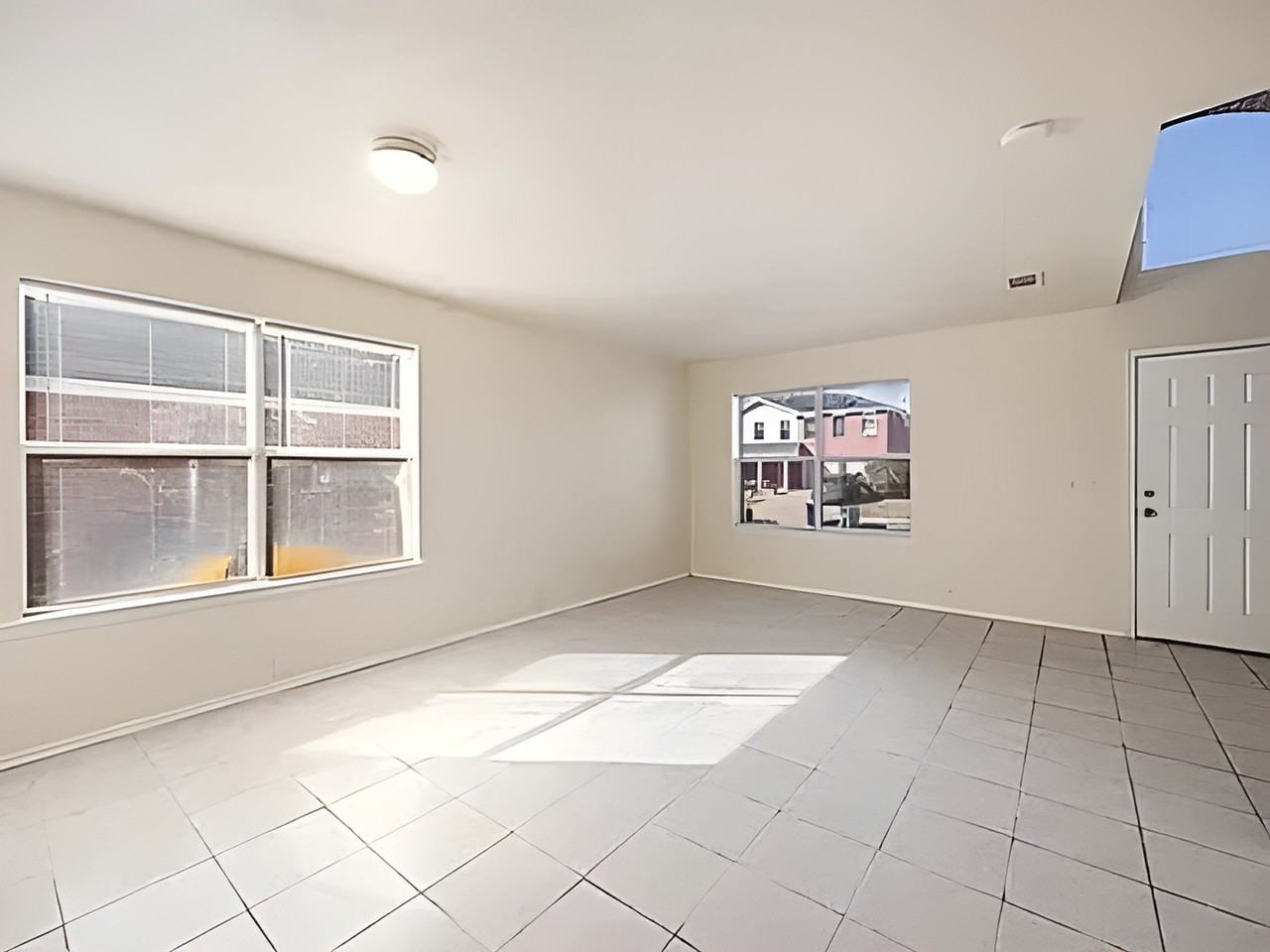 211 Prentice Dr - Photo 4 of 17
