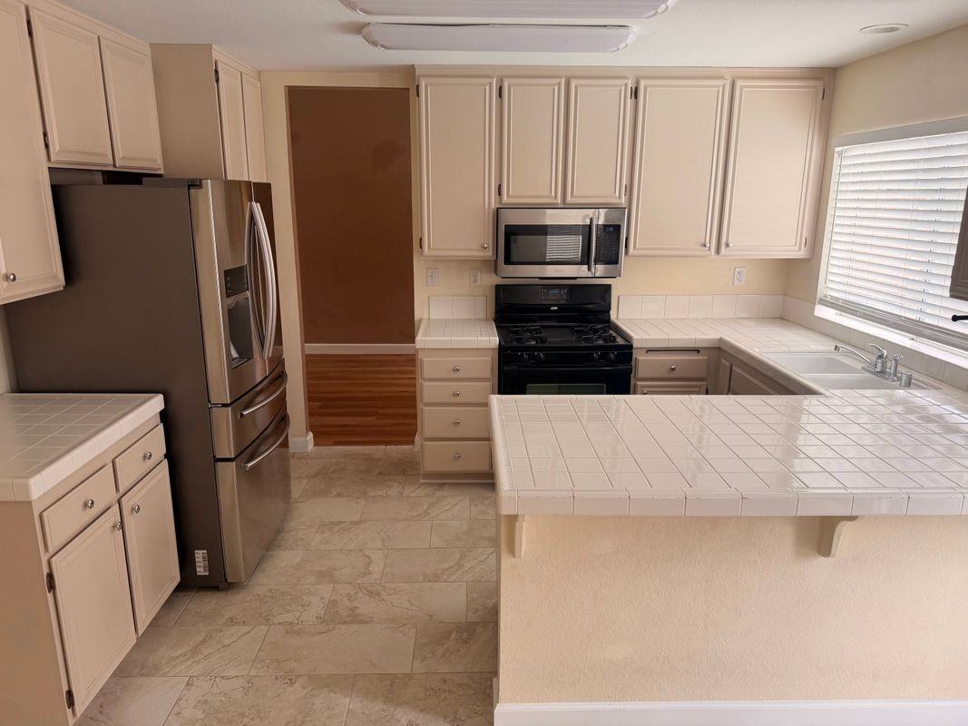 1938 Harbor Dr - Photo 4 of 23