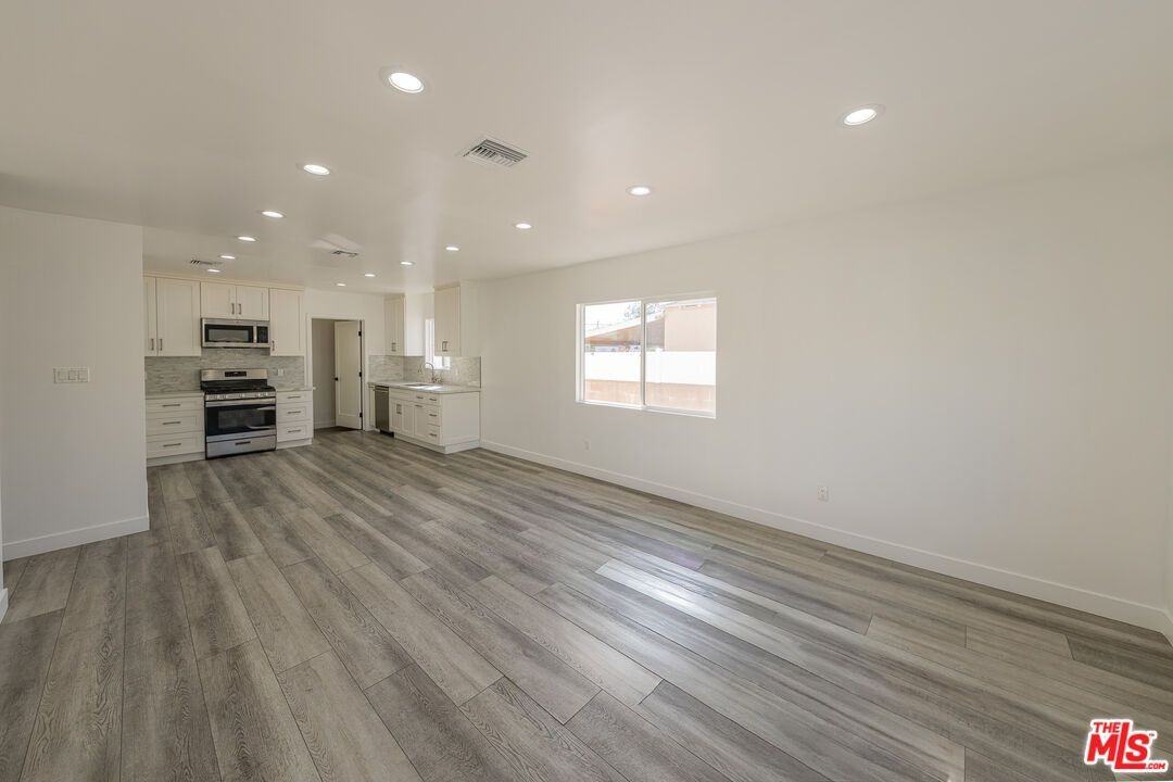 10554 Lanark St - Photo 2 of 24