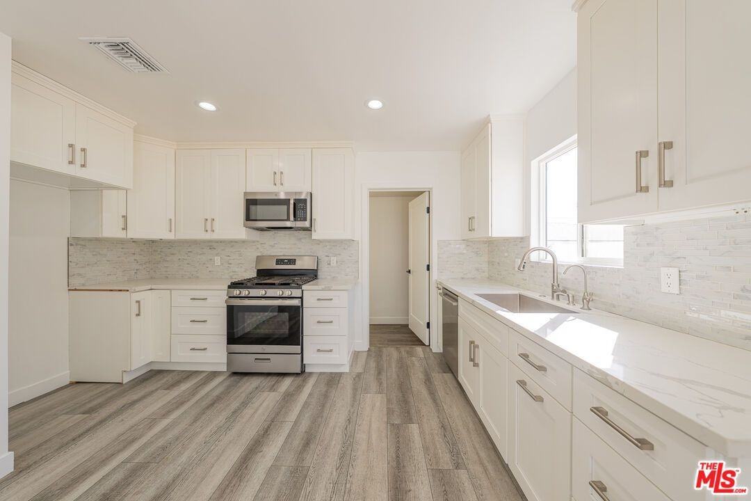 10554 Lanark St - Photo 3 of 24