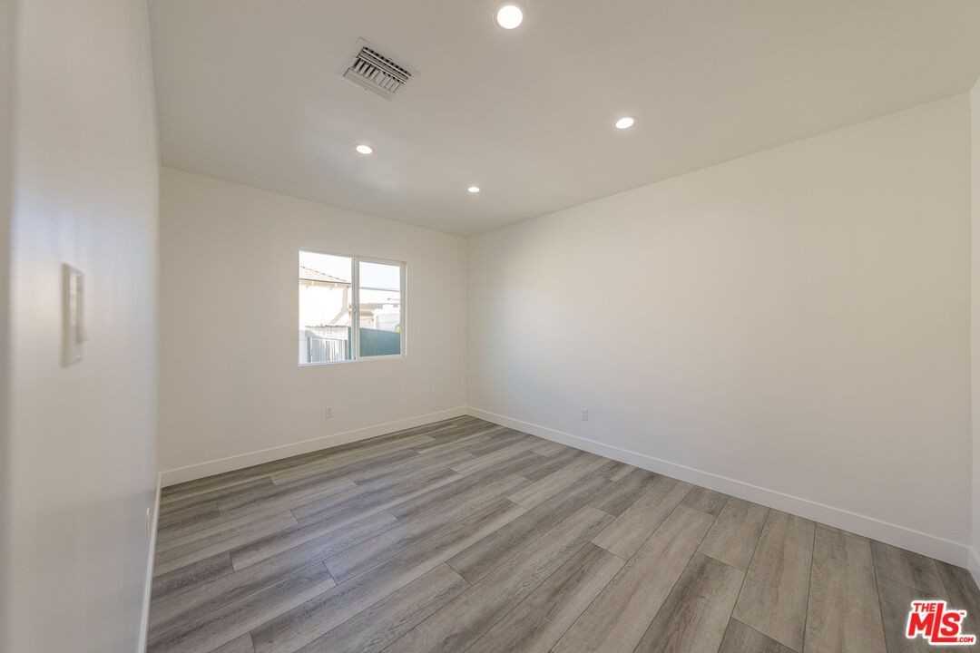 10554 Lanark St - Photo 6 of 24