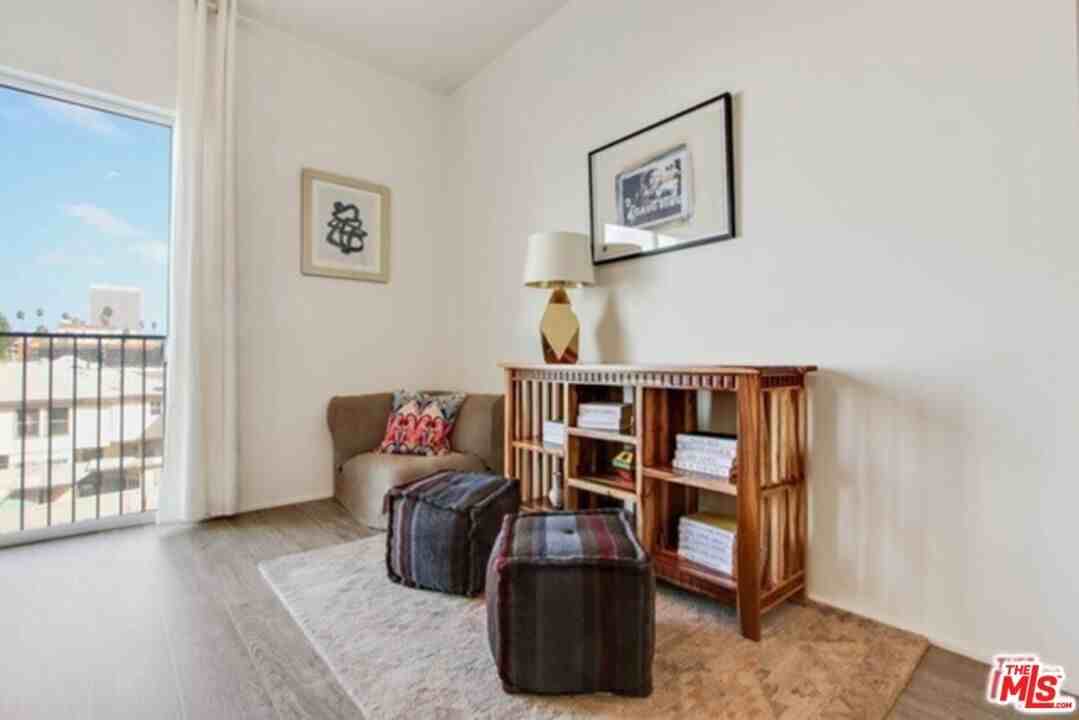 1040 S Mariposa Ave - Photo 4 of 24