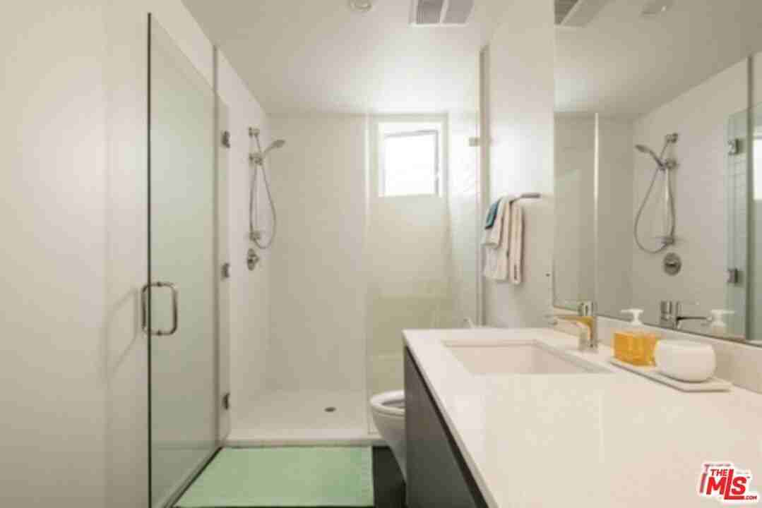 1040 S Mariposa Ave - Photo 7 of 24