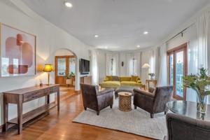 featured image of 2038 Lakeshore Ave
