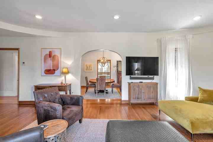 2038 Lakeshore Ave - Photo 7 of 36