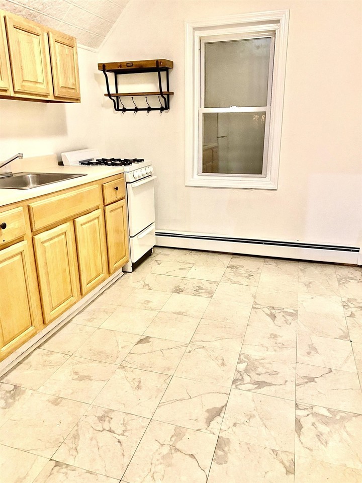 813 7th St #2 - Photo 4 of 14
