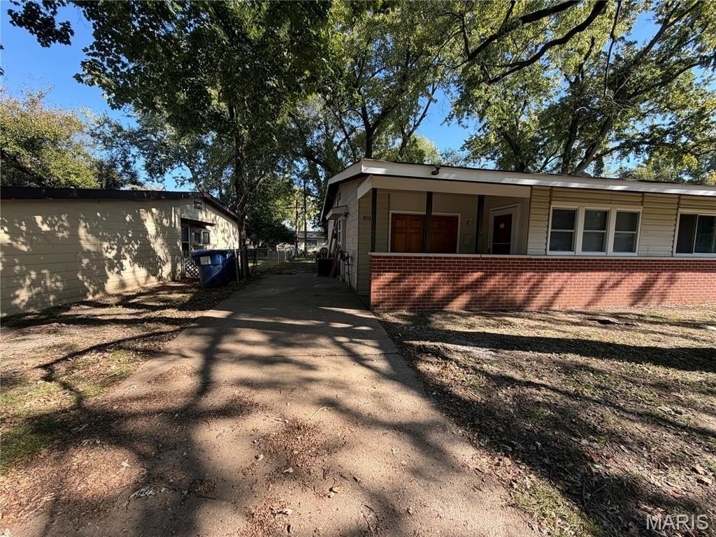 810 Loyola Dr - Photo 2 of 16