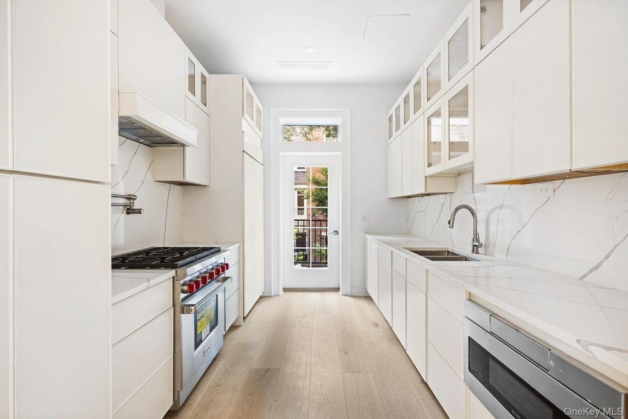 324 W 85th St - Photo 4 of 11