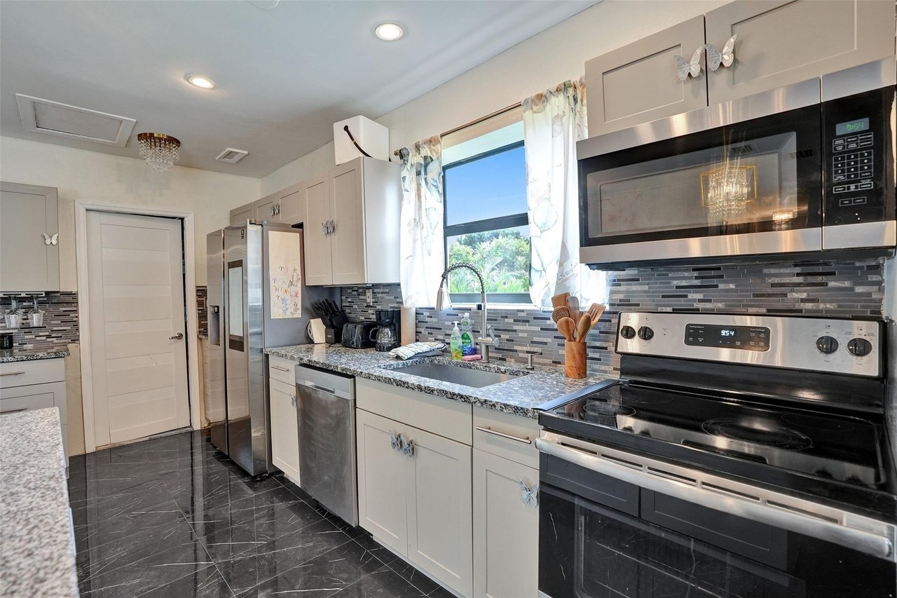 1711 Ne 2nd Ter - Photo 4 of 50