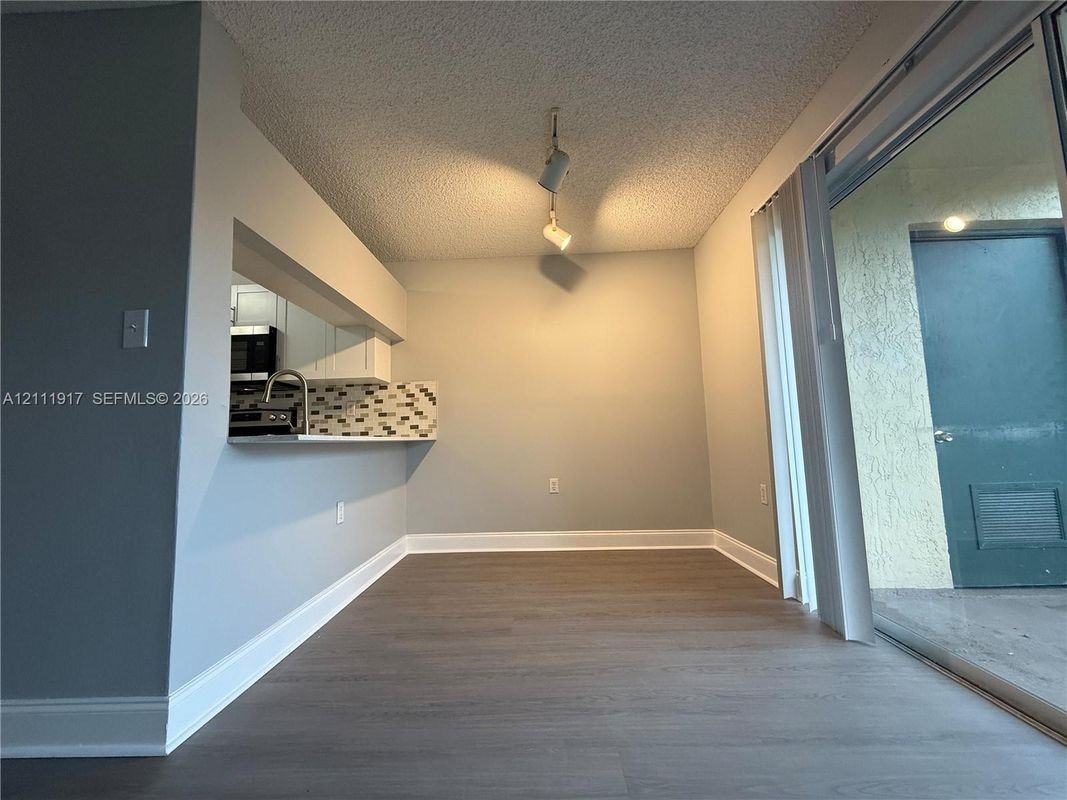 4107 Glenmoor Dr - Photo 6 of 9