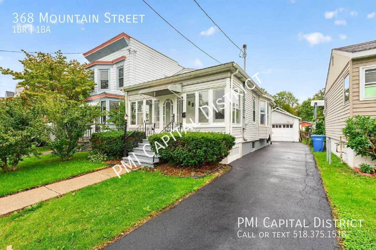 368 Mountain St - Photo 4 of 35