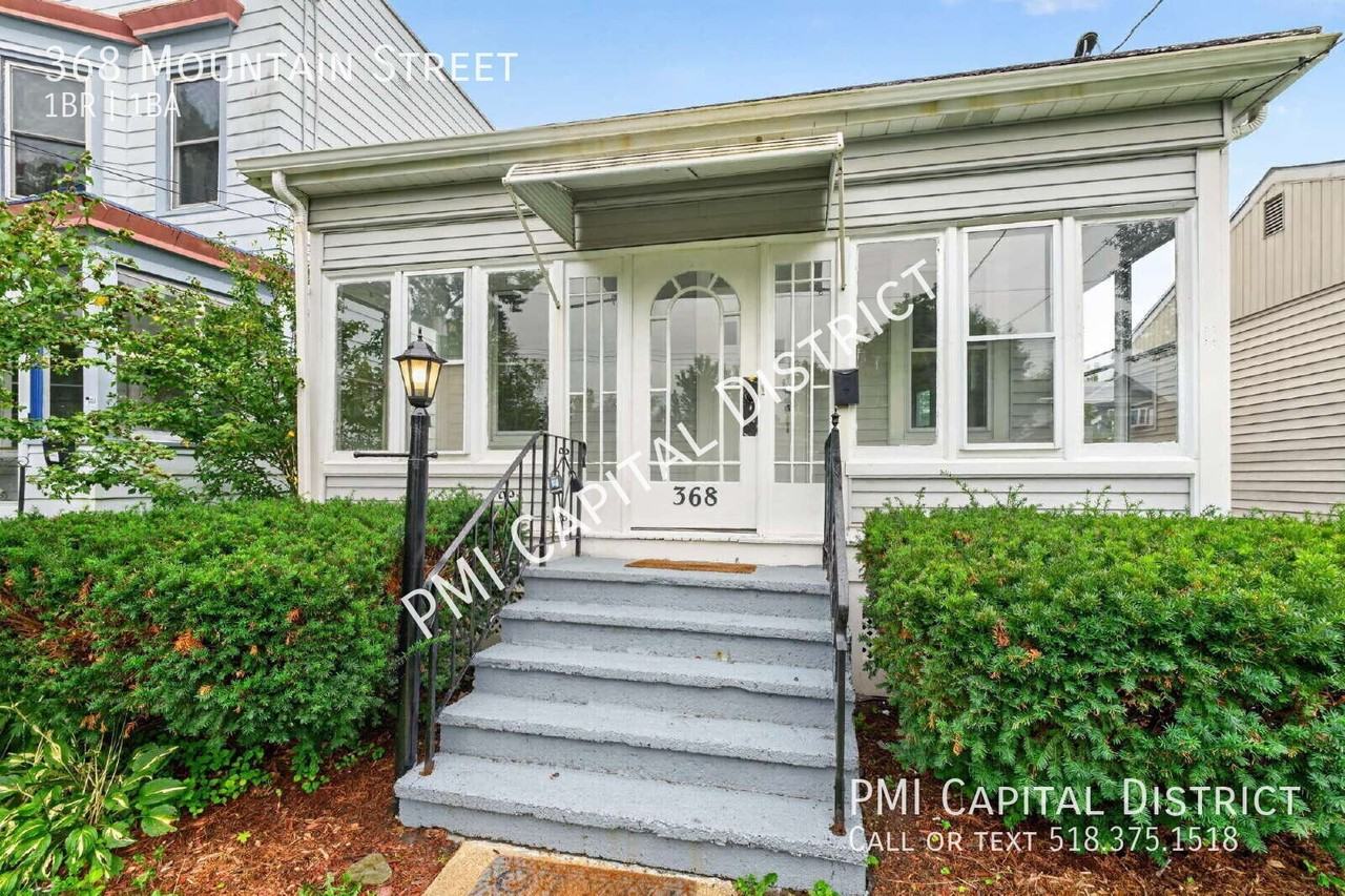 368 Mountain St - Photo 5 of 35