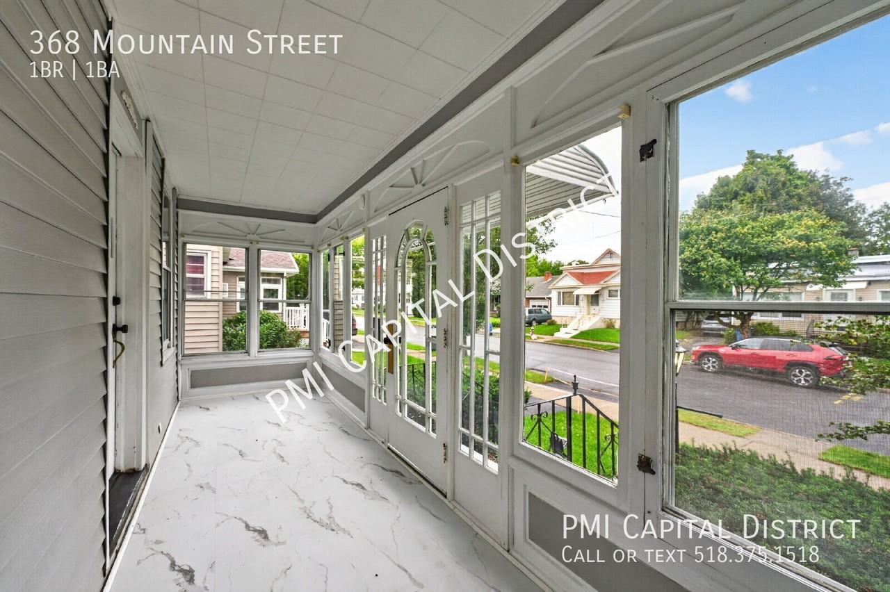368 Mountain St - Photo 7 of 35